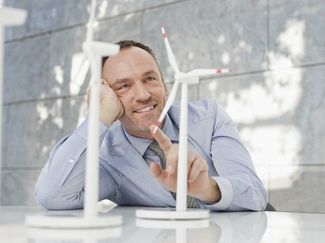 Mann mit Zukunftsvision im bereich Windkraft