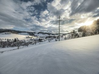 Netzinfrastuktur im Simmental in Schneelandschaft