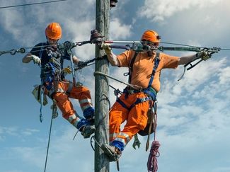  Installateurs de lignes électriques au travail